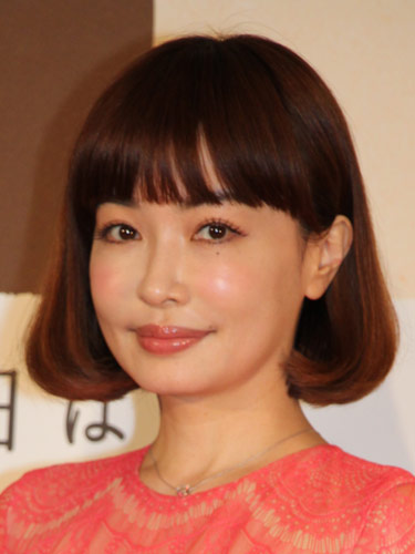 年内決着は？平子理沙、左手薬指に指輪なし…吉田栄作との離婚語らず