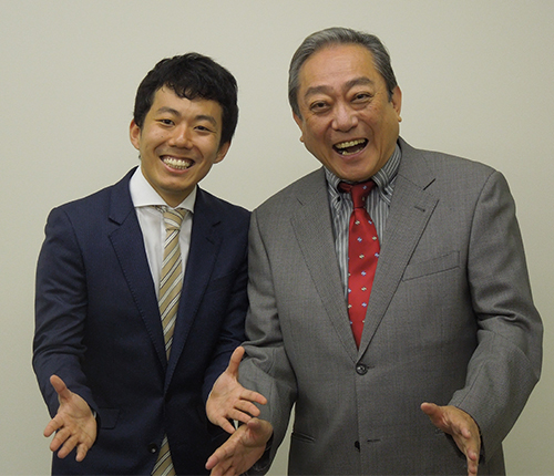 文化庁芸術祭の大賞を受賞しおどける藤山扇治郎（左）と渋谷天外