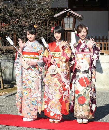晴れ着姿を披露した新成人となった（左から）伊藤万理華、生駒里奈、川村真洋