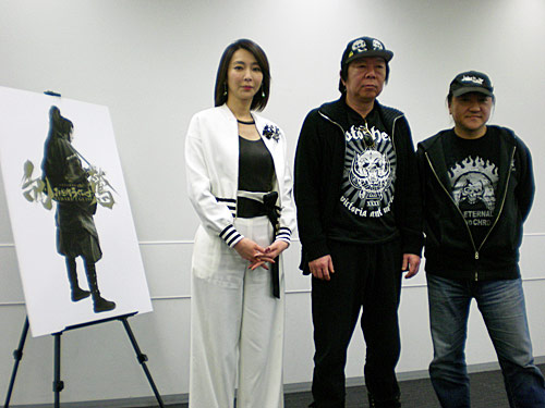 取材会に出席した（左から）稲森いずみ、古田新太、演出のいのうえひでのり氏