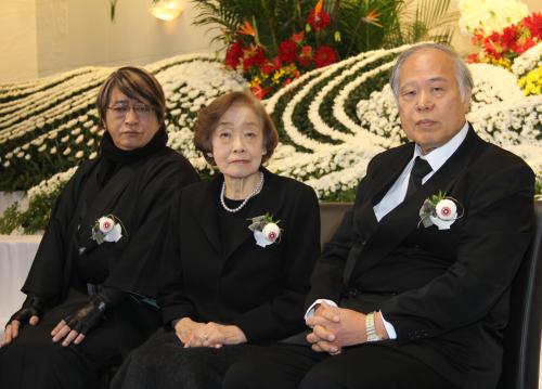 「水木しげるサン　お別れの会」で囲み取材に応じる（左から）京極夏彦氏、武良布枝さん、荒俣宏氏