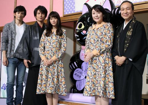 テレビ朝日ドラマ「スミカスミレ」制作発表に出席した（左から）町田啓太、及川光博、桐谷美玲、松坂慶子、小日向文世