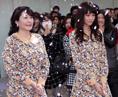 ドラマ「スミカスミレ」制作発表に出席した桐谷美玲（右）と松坂慶子