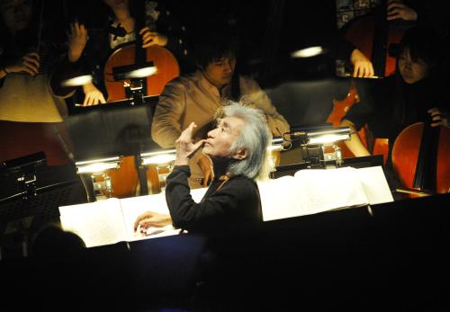 喜歌劇「こうもり」のリハーサルで指揮をする、グラミー賞受賞の小澤征爾さん