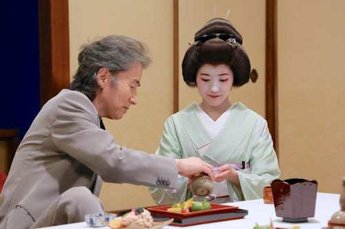 まゆゆ芸者挑戦　きっかけは田村正和が「恋チュン」知っていたこと