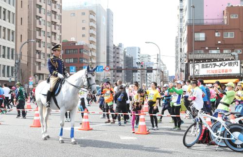 “見せる警備”展開　騎馬警官が人気、ランナーも足止め撮影