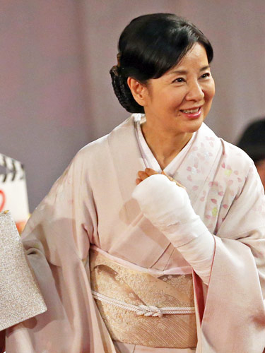 日本アカデミー賞の授賞式に出席した吉永小百合。左手首には包帯が