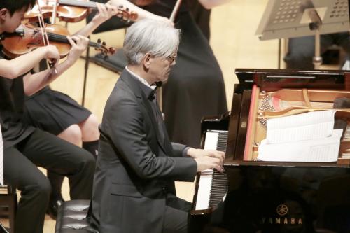 坂本龍一　仕事復帰以来初のホール公演「元気になりました」