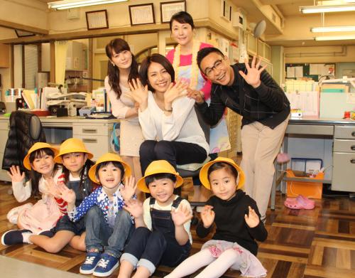 フジテレビ木曜劇場「早子先生、結婚するって本当ですか？」制作発表で子どもたちと笑顔を見せる松下奈緒（中列中央）と（後列左から）貫地谷しほり、松坂慶子、八嶋智人