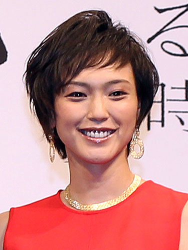 女優の小山田サユリが国際結婚　米国在住の男性と「楽しい家庭を」