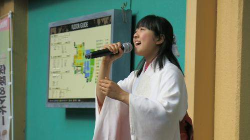 元巫女・羽山みずき　被災地思い「私は歌うことしかできない」