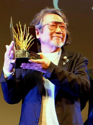 極東映画祭で生涯功労賞を受賞し、トロフィーを掲げる大林宣彦監督