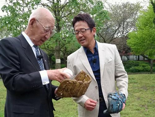 【画像・写真】９０歳“フォークの神様”杉下氏投げた　古田氏感激「凄いなあ」