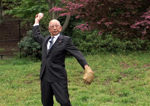 【画像・写真】９０歳“フォークの神様”杉下氏投げた　古田氏感激「凄いなあ」