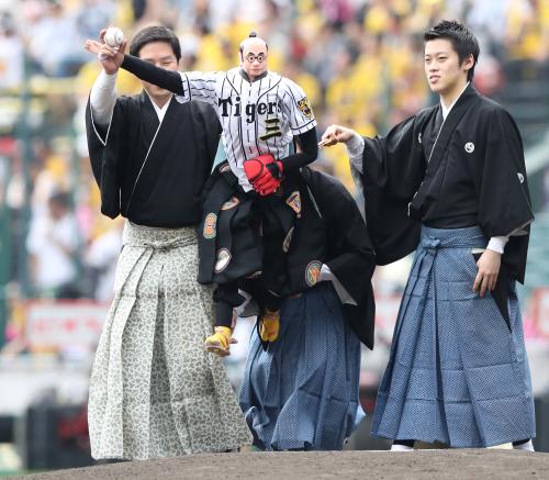 文楽人形が甲子園初登板　悔しワンバン「次は絶対…」