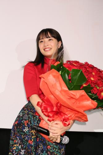 【画像・写真】広瀬すず「涙腺が崩壊」小泉監督から花束贈られ、またまた号泣