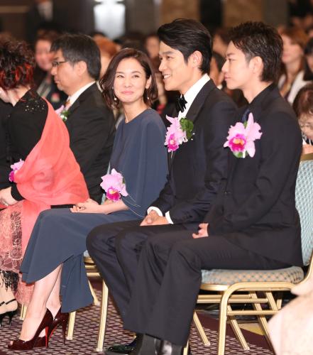 「橋田賞」の授賞式で笑顔を見せる（左から）吉田羊、鈴木亮平、佐藤健