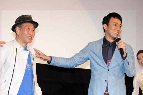 映画「サブイボマスク」プレミア上映会に登壇したファンキー加藤（右）と泉谷しげる