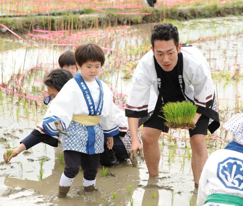 勘九郎、愛息２人と田植え　来年の初舞台記念で田んぼアート制作