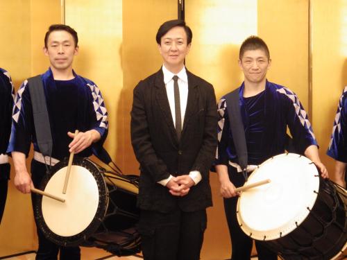 鼓童創立35周年記念コンサートで芸術監督を務める坂東玉三郎（中）と鼓童メンバーの石塚充（左）と船橋裕一郎