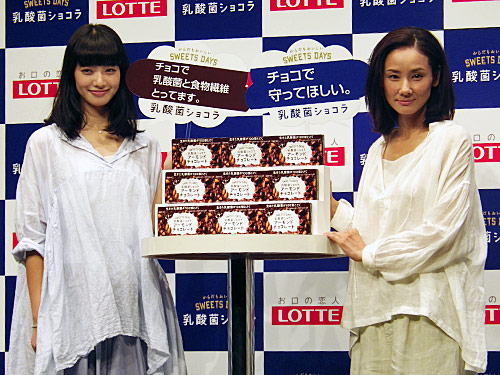 ロッテのチョコ商品のＣＭ発表に出席した吉田羊（右）と小松菜奈