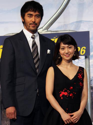映画「疾風ロンド」のクランクアップ会見を行った、（左から）阿部寛、大島優子