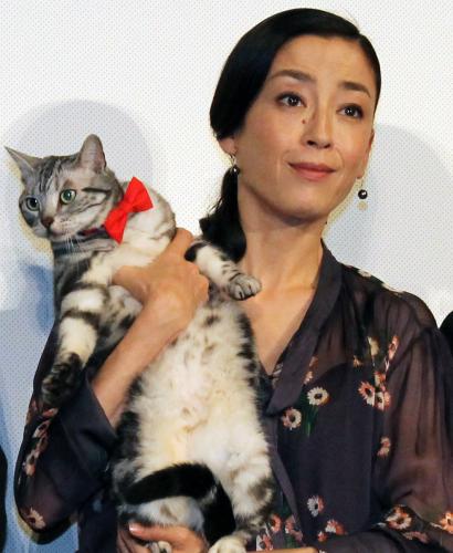 ドラマ「グーグーだって猫である２」の完成披露試写会に出席し、猫を抱く宮沢りえ