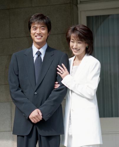 １９９８年１０月２９日、婚約発表会見で仲睦まじい姿を見せる高知東生容疑者と高島礼子