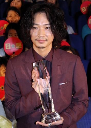 綾野剛　ＮＹでの映画祭で受賞し凱旋「エンタメの底上げができたかな」