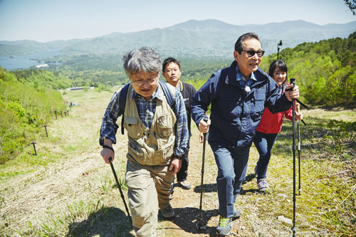 会津磐梯山を登るタモリ（左から３人目）（Ｃ）ＮＨＫ