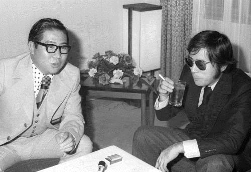 １９７４年、対談する大橋巨泉さん（左）と野坂昭如さん