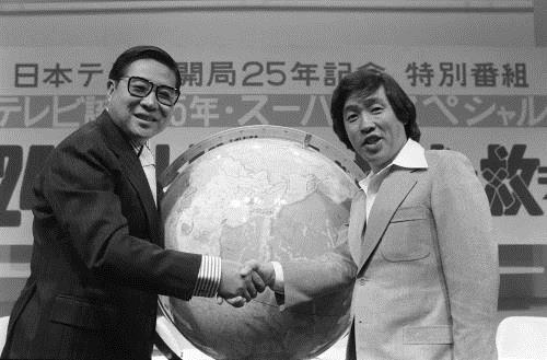 １９７８年、「２４時間テレビ　愛は地球を救う」会見で萩本欽一（右）と握手する大橋巨泉さん