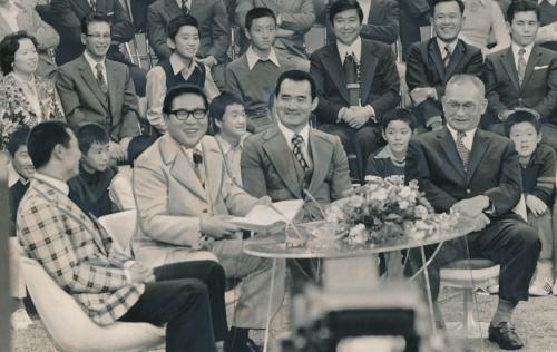 １９６９年、日本テレビ「緊急特集さよならミスタージャイアンツ」に出演する（左から）王貞治氏、大橋巨泉さん、長嶋茂雄氏、川上哲治さん