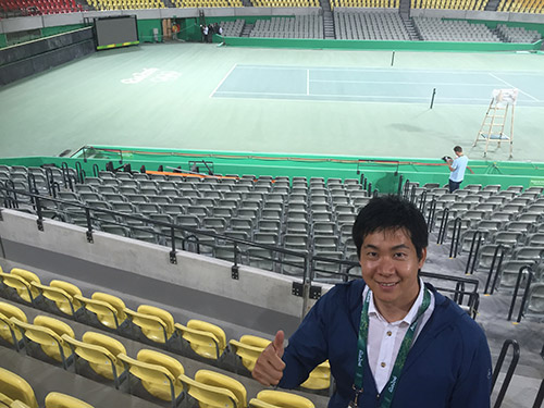 テニスのメインスタジアムでポーズをとる石井アナ。錦織選手のメダル獲得をここで見たい！
