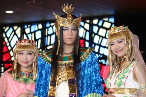 ミュージカル「王家の紋章」に出演する（左から）新妻聖子、浦井健治、宮澤佐江