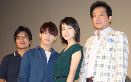 映画「絶壁の上のトランペット」完成披露上映会舞台あいさつに登場した（左から）ハン・サンヒ監督、Ｌ．Ｊｏｅ、桜庭ななみ、辰巳琢郎