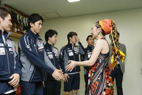 ７月６日のＮＨＫホール公演後に卓球日本代表選手らと対面したＭＩＳＩＡ