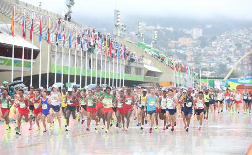 ＜リオ五輪　男子マラソン＞雨の中、スタートを切る選手たち