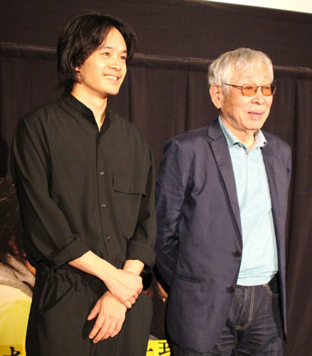 大阪市内で舞台あいさつした池松壮亮（左）と東陽一監督
