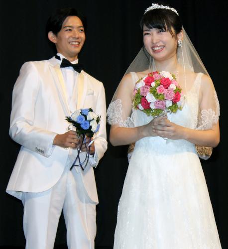 映画「泣き虫ピエロの結婚式」の完成披露試写会でウエディングドレスとタキシード姿を披露した志田未来（右）と竜星涼