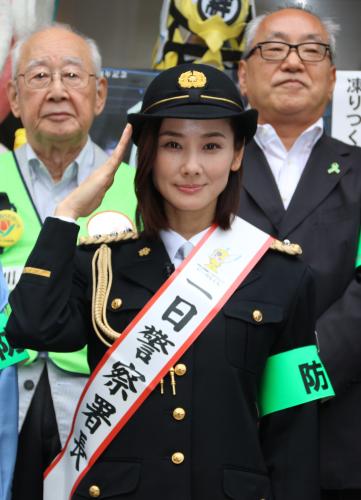 【画像・写真】吉田羊、メガホンで振り込め詐欺撲滅訴え　一日警察署長で中華街練り歩く