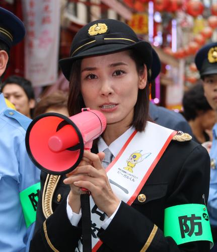 【画像・写真】吉田羊、メガホンで振り込め詐欺撲滅訴え　一日警察署長で中華街練り歩く