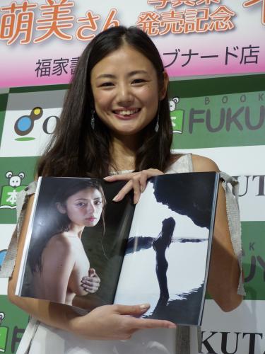 【画像・写真】片山萌美　初写真集でギリギリの一枚「手ブラは脱げないから安心」