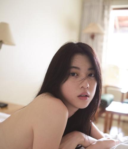 初の写真集「わたし」でセクシーな表情を見せる三吉彩花