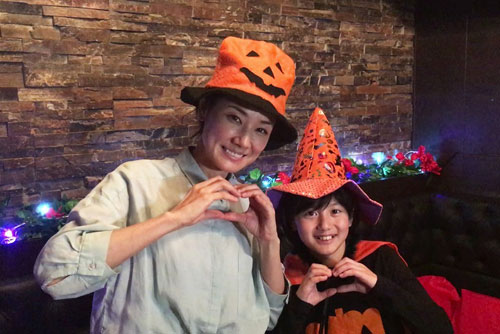 ハロウィーンの仮装をする吉田羊（左）と藤澤遥（Ｃ）カンテレ