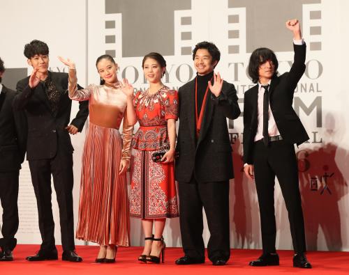 蒼井優、ウワサの彼とレッドカーペット！東京国際映画祭が開幕