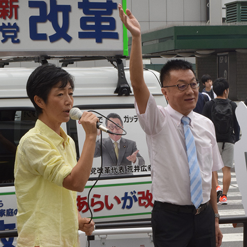 ＪＲ池袋駅前で街頭演説を行った高樹沙耶（左）と前参院議員の平山誠氏（２０１６年６月）