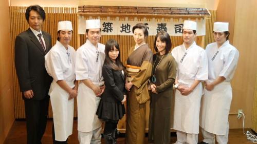 来年２月の舞台「こと～築地玉寿司物語」に出演する黒田勇樹（左から２番目）らキャスト