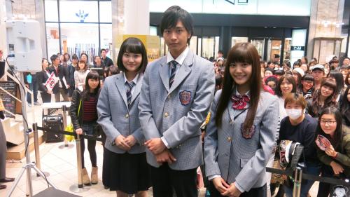 映画「イタズラなＫｉｓｓ　ＴＨＥ　ＭＯＶＩＥ～ハイスクール編～」のトークショーに出演した（左から）灯敦生、佐藤寛太（劇団ＥＸＩＬＥ）、美沙玲奈