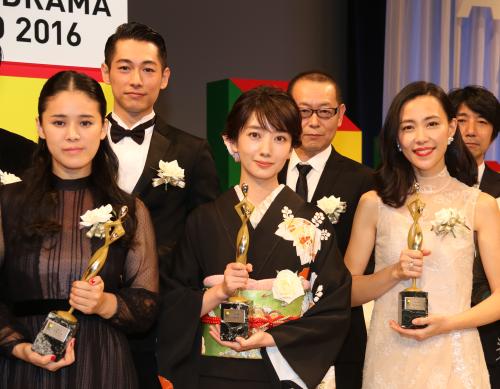 「東京ドラマアウォード２０１６」授賞式に登壇した（左から）手嶌葵、ディーン・フジオカ、波瑠、木村佳乃